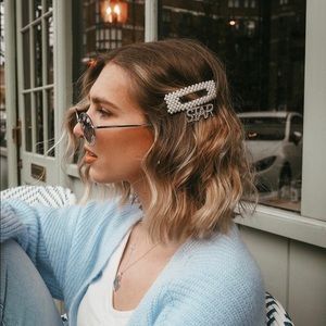 BLOGGER FAVE. Pearl big hair clips 2 for 5$